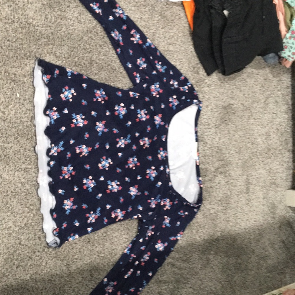 says medium but fits everyone. super stretchy!